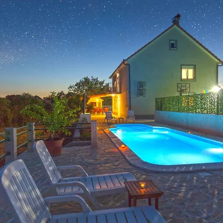 In Opanci Mit Beheiztem Pool- Parkplatz By Interhome Lovrec