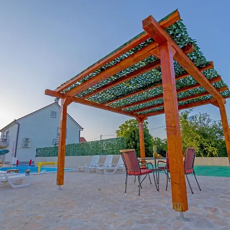 In Opanci Mit Beheiztem Pool- Parkplatz By Interhome *