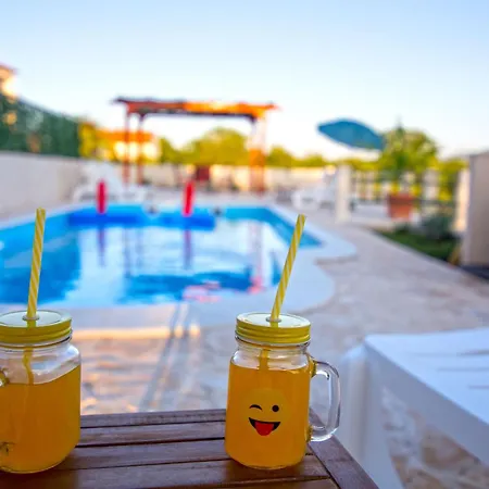 In Opanci Mit Beheiztem Pool- Parkplatz By Interhome * Lovrec
