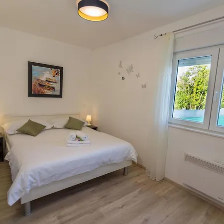 In Opanci Mit Beheiztem Pool- Parkplatz By Interhome Lovrec