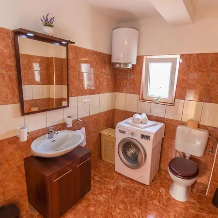 In Opanci Mit Beheiztem Pool- Parkplatz By Interhome