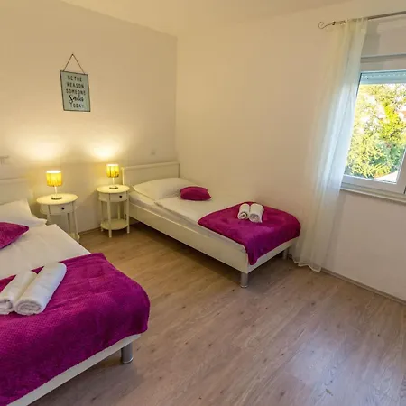In Opanci Mit Beheiztem Pool- Parkplatz By Interhome