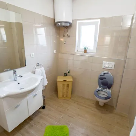 In Opanci Mit Beheiztem Pool- Parkplatz By Interhome Lovrec