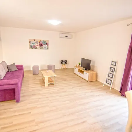 In Opanci Mit Beheiztem Pool- Parkplatz By Interhome Vikendica